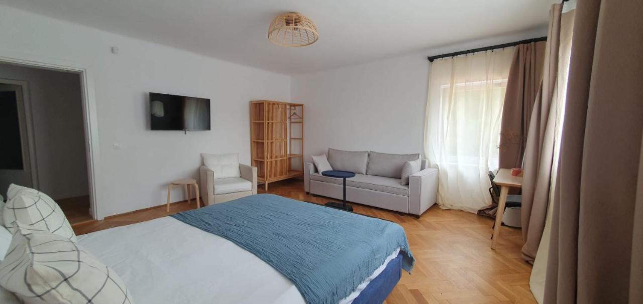 The Pines Serviced Apartments Braşov Esterno foto