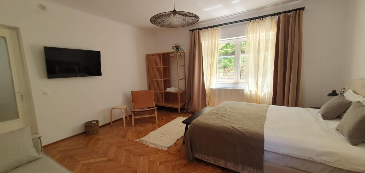 The Pines Serviced Apartments Braşov Esterno foto