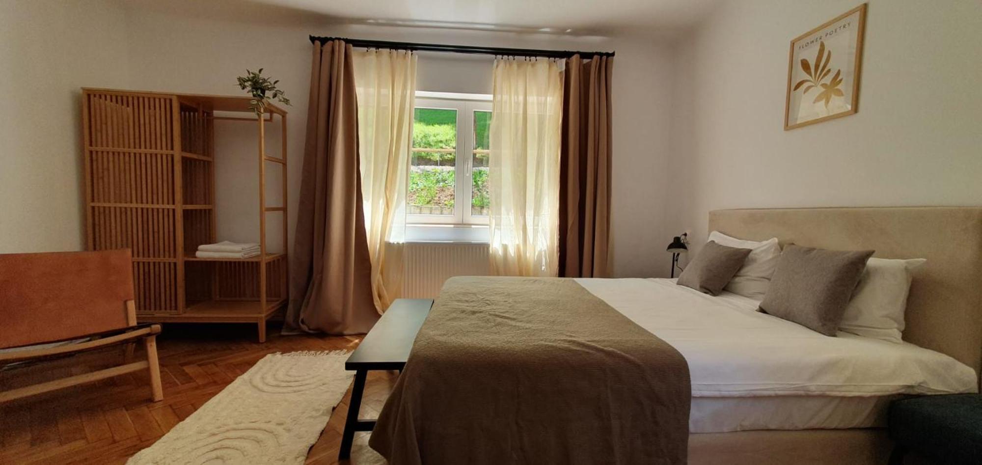 The Pines Serviced Apartments Braşov Esterno foto